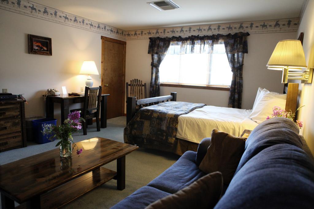 Yellowstone Basin Inn Гардинер Экстерьер фото