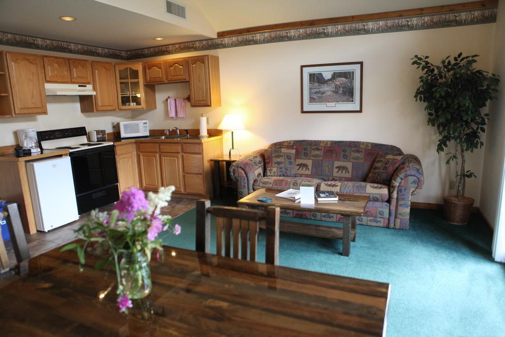 Yellowstone Basin Inn Гардинер Экстерьер фото