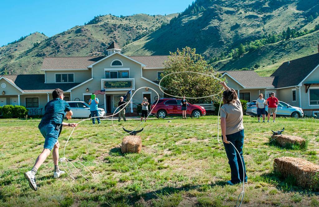 Yellowstone Basin Inn Гардинер Экстерьер фото